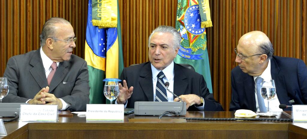 Eliseu Padilha (Casa Civil), Michel Temer e Henrique Meirelles (Fazenda), durante primeira reunião de trabalho do novo governo. | Isaac Amorim/MJ