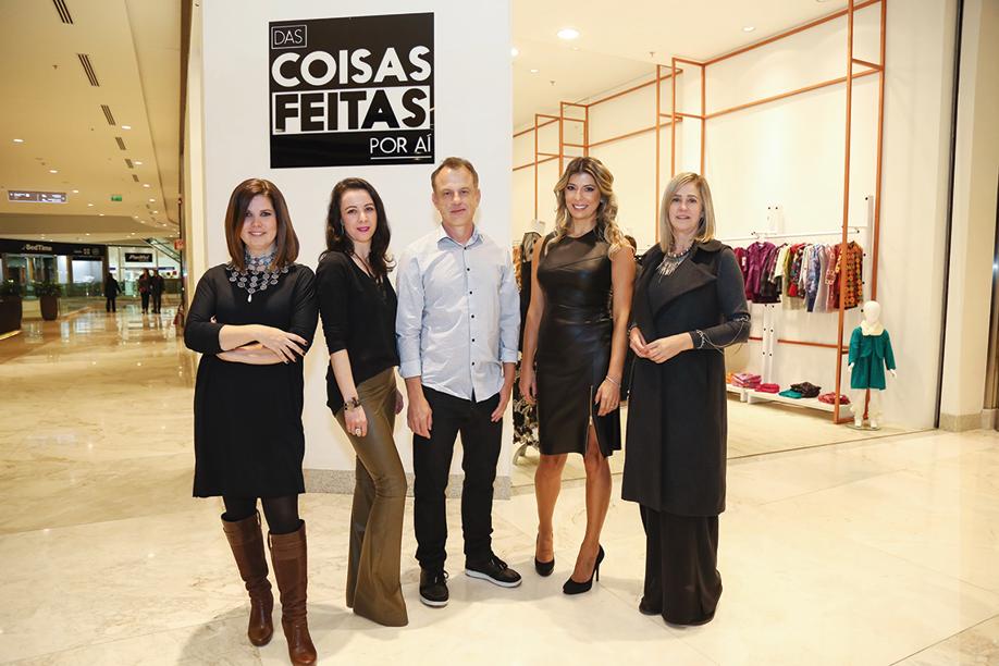 Designers e empreendedoras, Carol Siloto, Tatiane Jagher, Evelise Trombini e Sueli Zavadinack (a partir da esq.) receberam convidados e amigos para a inauguração da loja colaborativa Das Coisas Feitas por Aí, no piso L3 do Pátio Batel, na terça-feira. Entre eles, o diretor criativo do LabModa, Junior Gabardo. | Kelly Knevels
