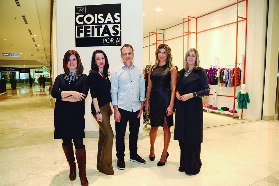Designers e empreendedoras, Carol Siloto, Tatiane Jagher, Evelise Trombini e Sueli Zavadinack (a partir da esq.) receberam convidados e amigos para a inauguração da loja colaborativa Das Coisas Feitas por Aí, no piso L3 do Pátio Batel, na terça-feira. Entre eles, o diretor criativo do LabModa, Junior Gabardo. | Kelly Knevels