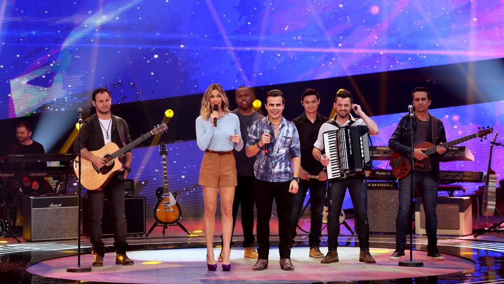 Aliviado após ver o telão subir, o grupo Kanoa divide o palco com Fernanda Lima no dia de sua primeira apresentação | Divulgação/