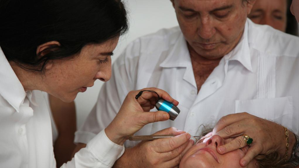 Faca no olho: cirurgia espiritual também é performance. | Marco Anelli/Divulgação