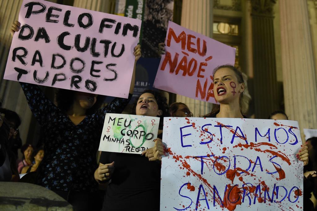 Protesto contra a violência sexual cometida contra uma jovem de 16 anos em frente da Assembleia Legislativa do Rio de Janeiro. | Vanderlei Almeida
AFP