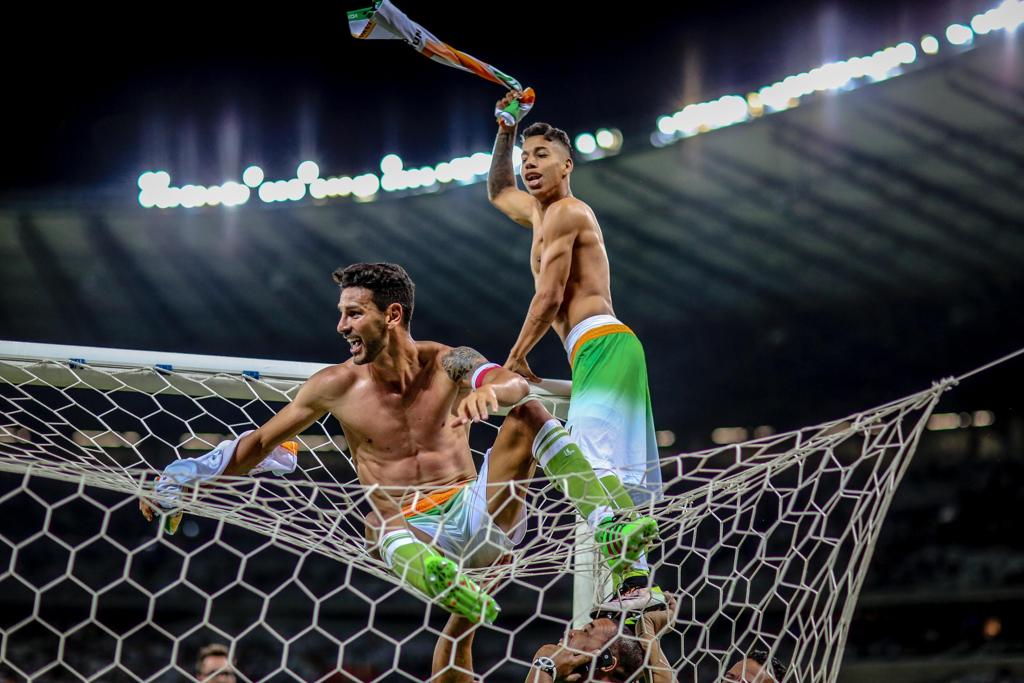 Jogadortes comemoram após vitória heróica que garantiu o título para o América-MG | Cristiane Mattos/Futura Press/Folhapress