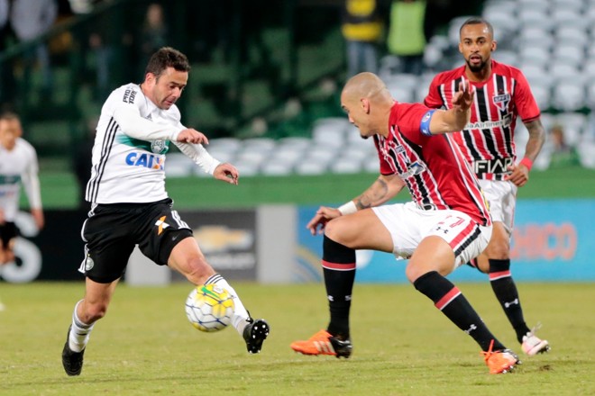 O experiente Juan tenta imprimir velocidade no ataque do Coritiba... | Albari Rosa/Gazeta do Povo