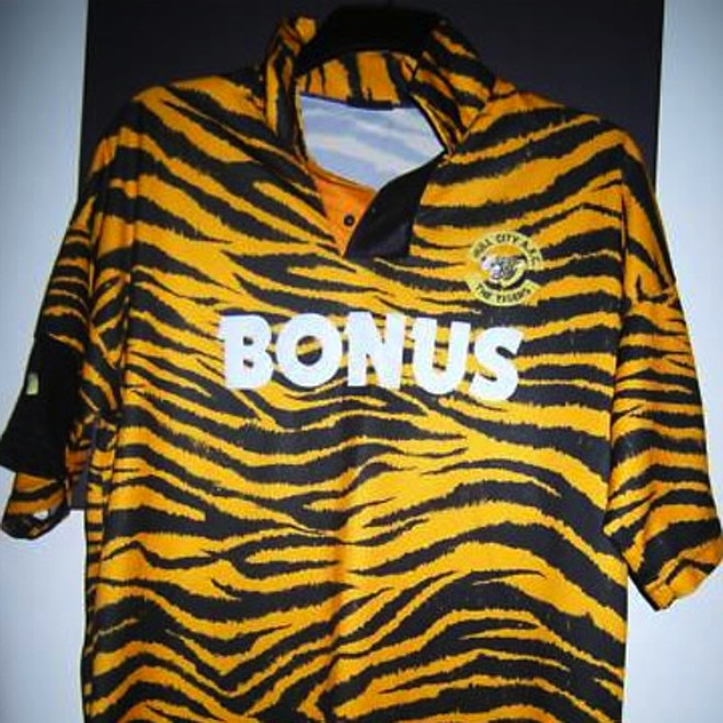 O time inglês Hull City, que tem o tigre como mascote, exagerou na combinação de cores e estampa da camiseta, que foi polêmica na época de seu lançamento, em 1990. | Repriodução