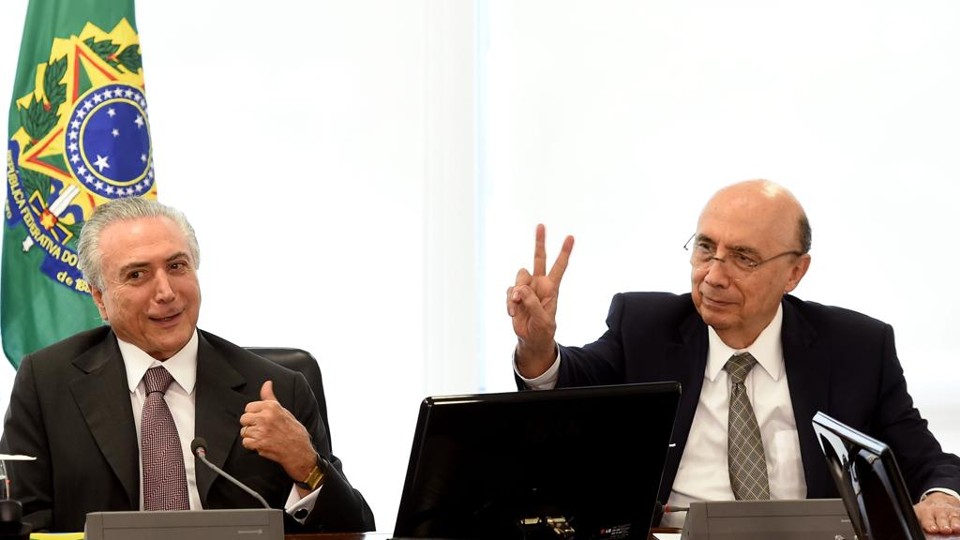 O presidente interino com o ministro da Fazenda, Henrique Meirelles (à direita), em reunião  nesta segunda-feira (16) no Palácio do Planalto. | Evaristo Sá/AFP