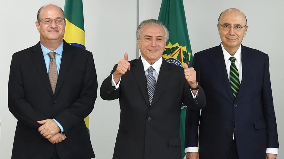 Temer com Meirelles e o presidente do BC, Ilan Goldfajn: más notícias chegam antes das medidas. | EVARISTO SA/AFP