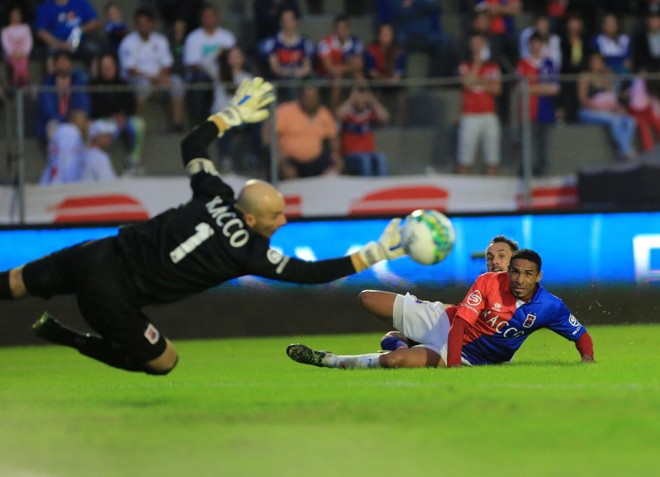 O goleiro Marcos desvia a bola chutada para a meta paranista em um dos poucos bons lances do segundo tempo. | Ivonaldo A|exandre/Gazeta do Povo