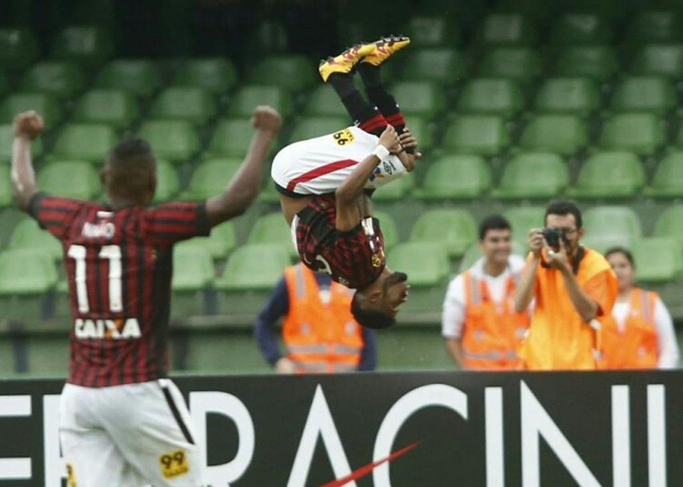 Ewandro comemora o segundo gol. | Marcelo Andrade/Gazeta do Povo