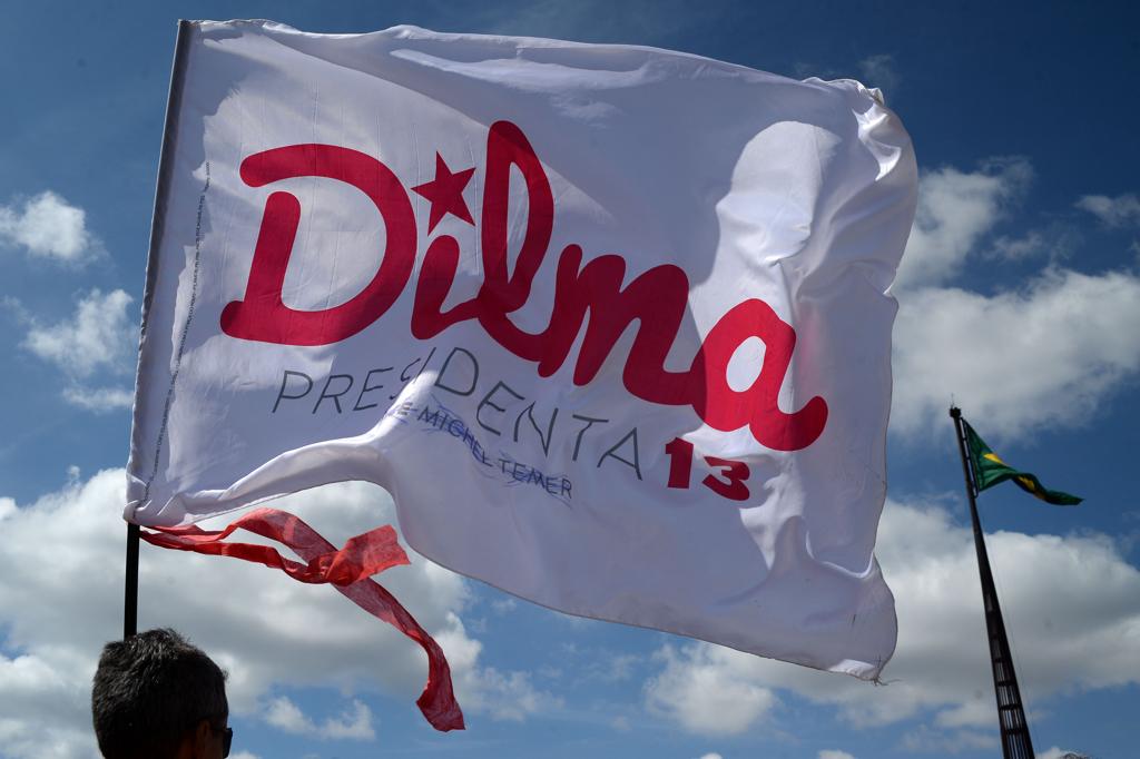 Manifestante protesta contra Michel Temer, que assumiu a Presidência interinamente após afastamento de Dilma | ANDRESSA ANHOLETE/AFP