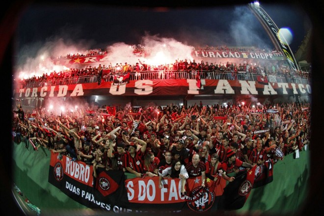 Torcida comemora fim do jejum de sete anos sem título estadual | Daniel CastellanoGazeta do Povo