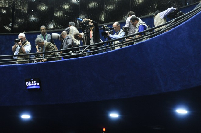 Membros da imprensa preparam equipamentos para o registro da sessão de votação do processo de impeachment no Senado. | Geraldo Magela /Agência Senado