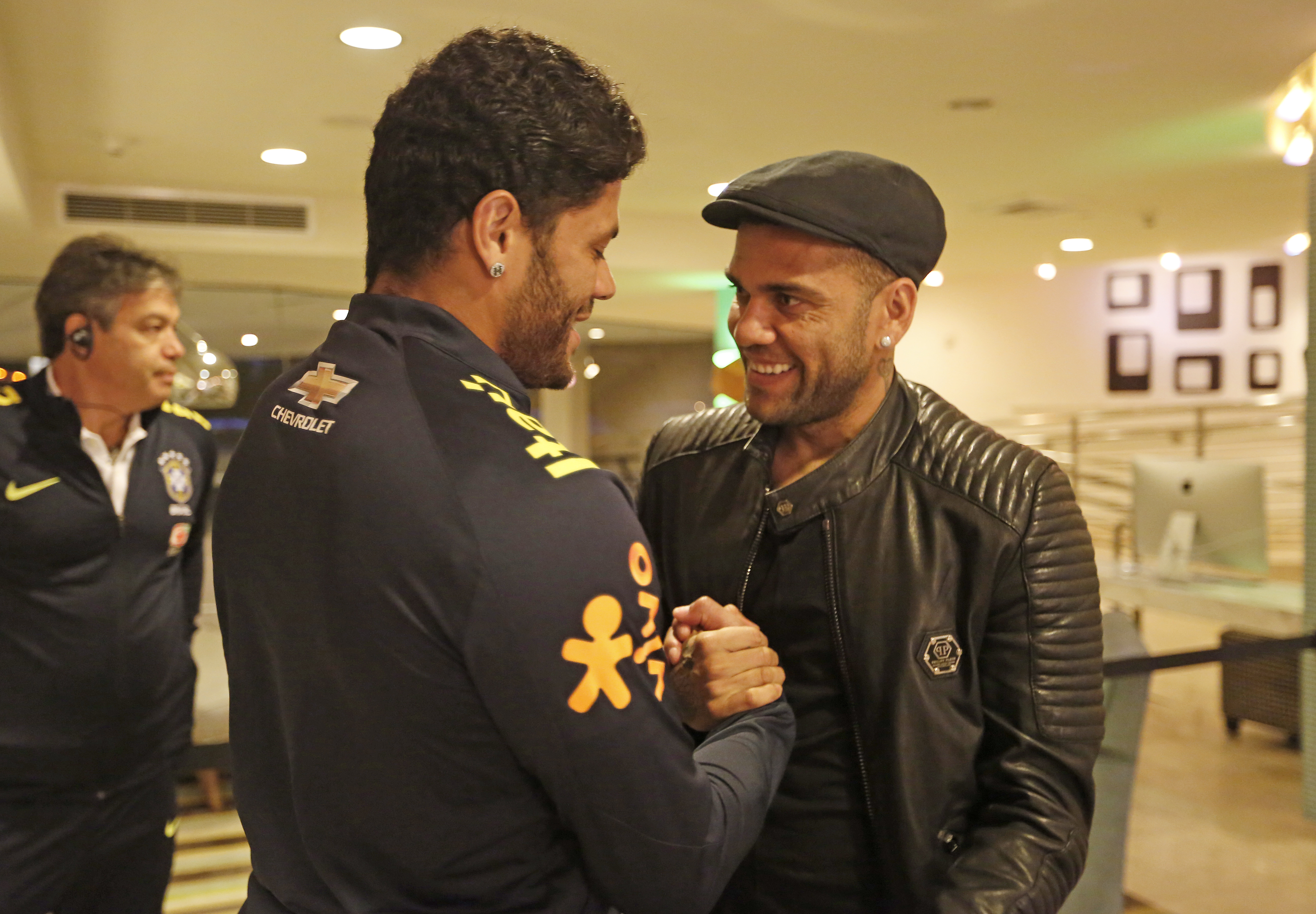 Daniel Alves é recepcionado por Hulk na seleção. | Rafael Ribeiro/CBF
