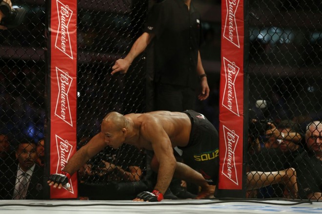 Ronaldo Jacaré entra no octogono no seu estilo antes de derrotar Vitor Belfort. | Hugo Harada/Gazeta do Povo