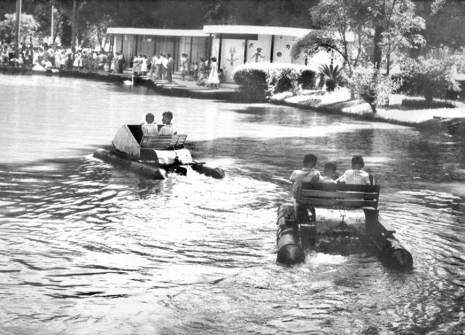 A nova estação de pedalinhos também serviu para abrigar, à noite, a Boate Tropical. Foto de Cid Destefani, feita em 1960 | Cid Destefani/Acervo