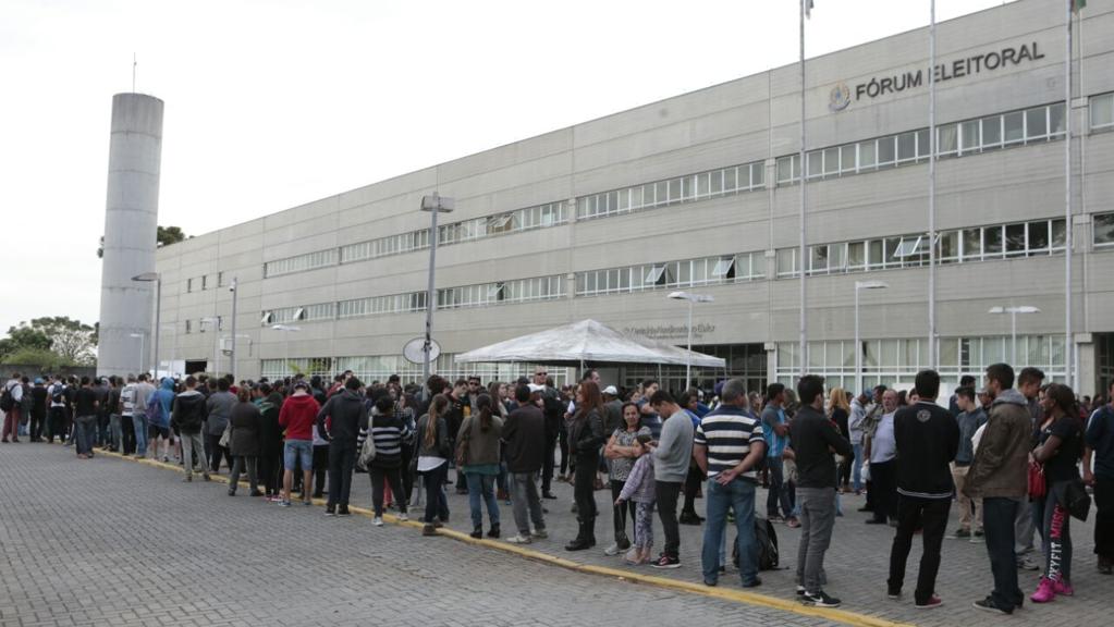 Tempo de espera no TRE-PR é de mais de cinco horas. | Albari Rosa/Gazeta do Povo
