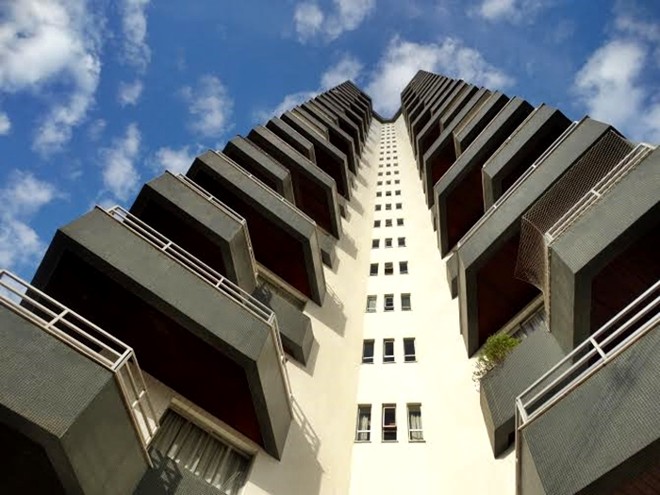 R$ 1.050.000: com quatro dormitórios e três suítes, o apartamento está localizado em um dos endereços mais cobiçados de Curitiba, o Batel. A unidade também contempla sala de estar para três ambientes com armário embutido, sala de jantar com porta de correr, cozinha com armários, lavabo decorado e varanda com vista definida e livre para o bairro. O apartamento conta com aquecimento no corredor e nas suítes, piso em madeira maciça nas salas, área de serviço com armários, dependência completa de empregada e vaga dupla de garagem. | Divulgação/Rede Imóveis