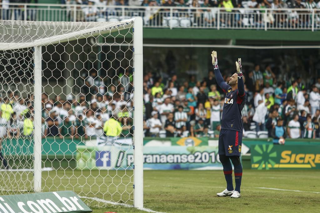 Weverton provoca a torcida do Coritiba no Couto Pereira. | Marcelo Andrade/Gazeta do Povo