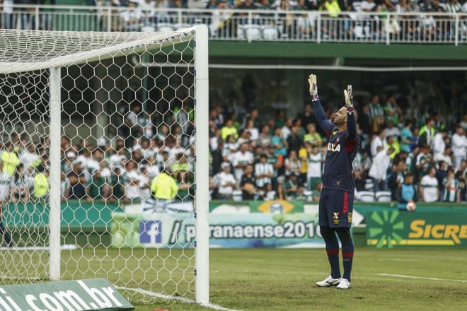 Weverton provoca a torcida do Coritiba no Couto Pereira. | Marcelo Andrade/Gazeta do Povo