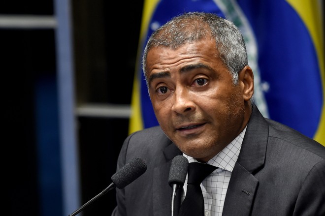 Romário foi o décimo primeiro a discursar antes da votação pela admissibilidade do pedido de impeachment. O ex-jogador de futebol afirmou ser favorável à saída de Dilma. | Evaristo Sá/AFP