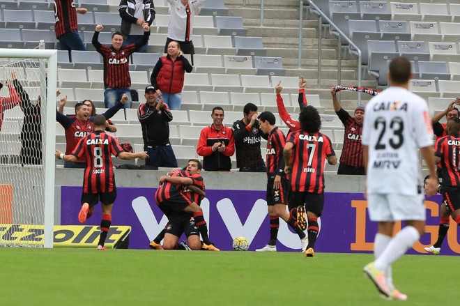 Depois do gol, André Lima é festejado pelos companheiros de Furacão. | Ivonaldo Alexandre/Gazeta do Povo
