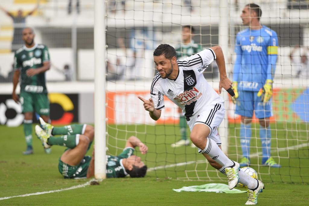 Felipe Azevedo comemora gol contra o Palmeiras no Moisés Lucarelli, na vitória por 2 a 1 da Macaca. | Levi Bianco/Brazil Photo Press/Folhapress