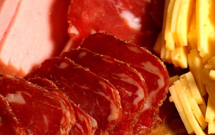 O roubo de US$ 5 em salame e queijo fez Roman Ostriakov ser preso e condenado a pagar multa, antes de uma decisão histórica da Corte italiana. | www.tOrange.biz