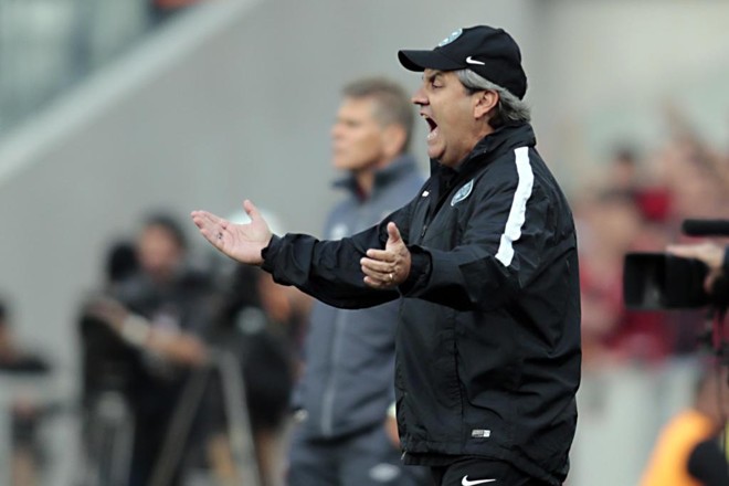 Técnico Gilson Kleina, do Coritiba, em ação na Arena da Baixada. Desfalques fizeram falta contra o Atlético. | Albari Rosa/Gazeta do Povo