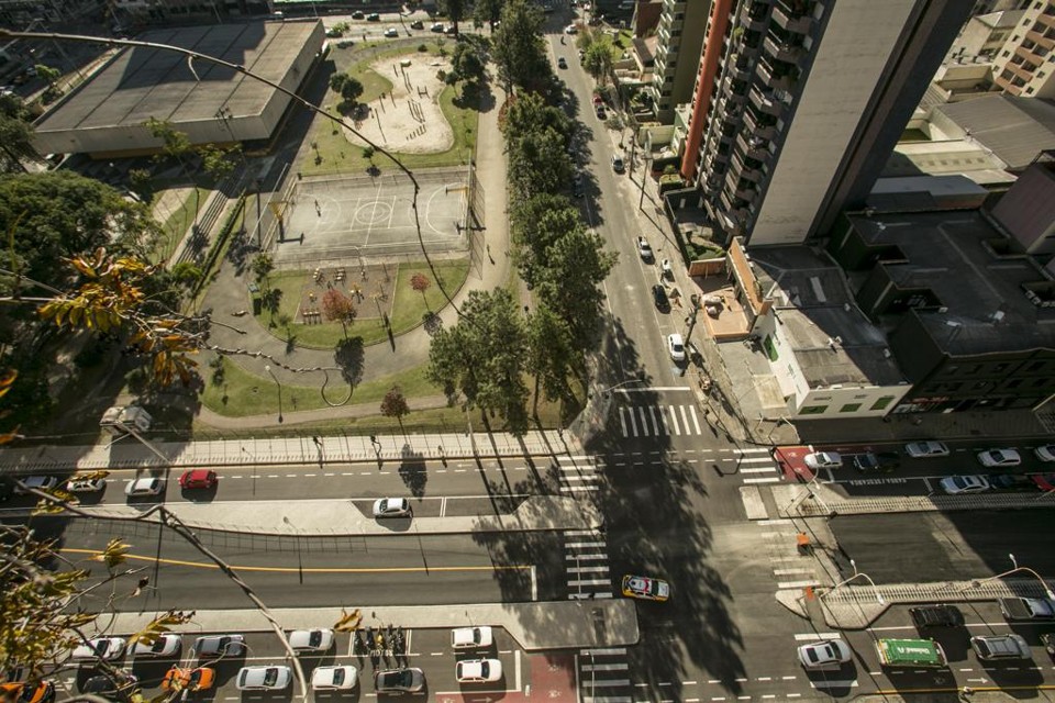 Imagine cruzamentos sem pontos de parada e semáforos. Em um futuro próximo isso será possível se os veículos forem autônomos e tiveram tecnologia para manter , sozinhos, a distância necessária entre si. | Marcelo Andrade/Arquivo /Gazeta do Povo