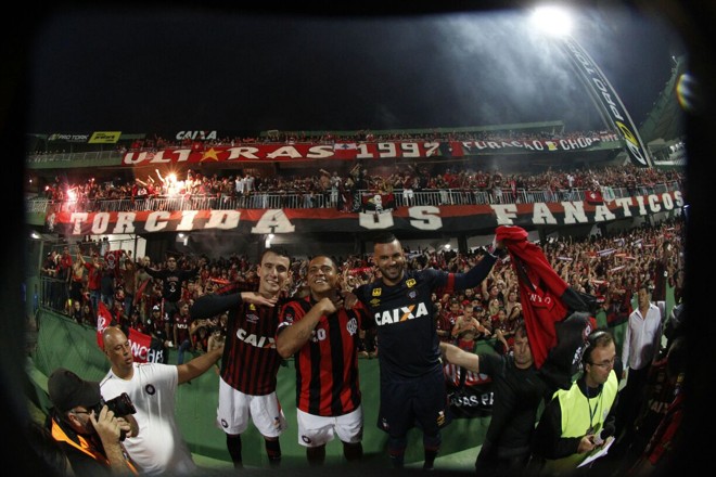 Festa no Couto: jogadores comemoram título contundente do Furacão | Daniel CastellanoGazeta do Povo