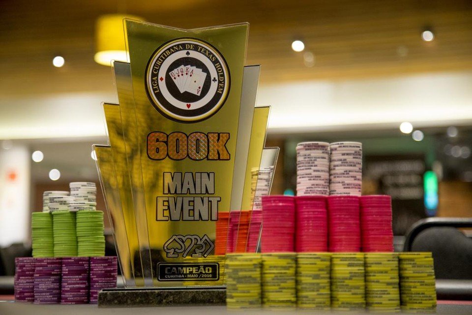 Troféu do evento que premiará com R$ 200 mil o campeão. Disputa deve envolver cerca de 2 mil jogadores. | Hugo Harada/Gazeta do Povo