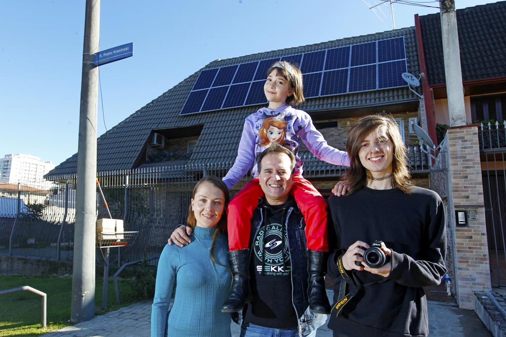 Com energia solar, a conta de luz da família do engenheiro Marcelo Talevi caiu mais de R$ 400. Em casa, ele também usa sistemas para aquecimento da água e captação da chuva. | Antônio More