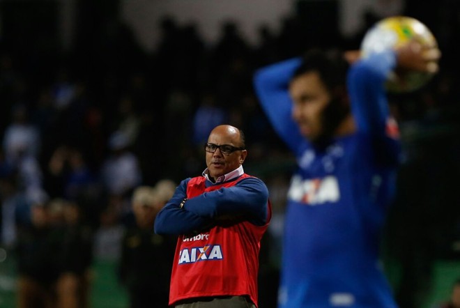 Técnico interino do Cruzeiro, Geraldo Delamore, comanda a equipe visitante. | Henry Milléo/Gazeta do Povo