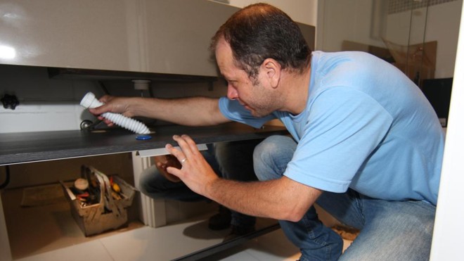 Funcionário da Swell faz reparo em apartamento entregue pela construtora. | Aniele Nascimento/Gazeta do Povo