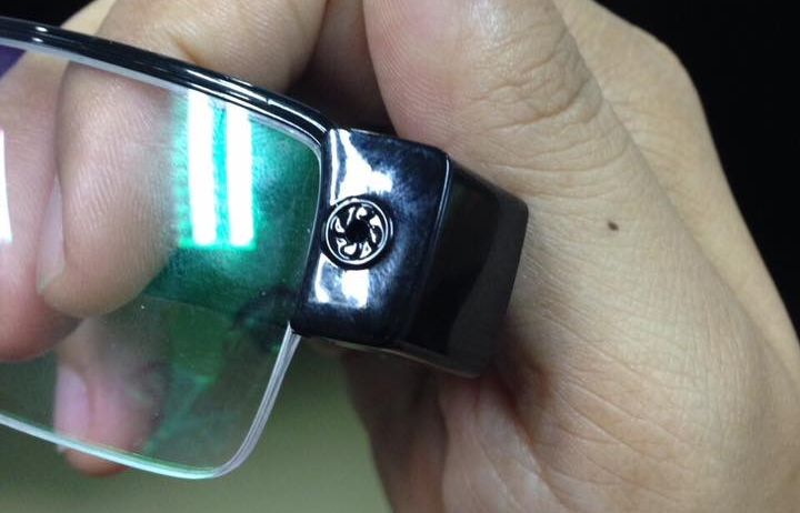 As questõs dos exames eram enviadas por meio de microcâmeras acopladas em óculos | Facebook/Arthit Ourairat