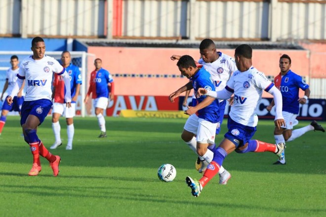 Lance do meio-campista Nadson no primeiro tempo do duelo com o Bahia. Jogo começou equilibrado na Vila Capanema. | Ivonaldo Alexandre/Gazeta do Povo