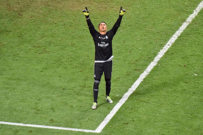 Navas comemora o seu primeiro título europeu pelo Real | GIUSEPPE CACACE/AFP