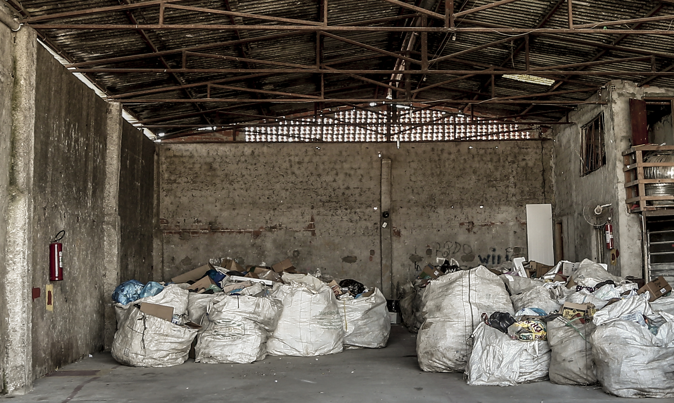 Galpão da associação, com material recebido do  “Lixo que não é lixo” | Hugo Harada/Gazeta do Povo