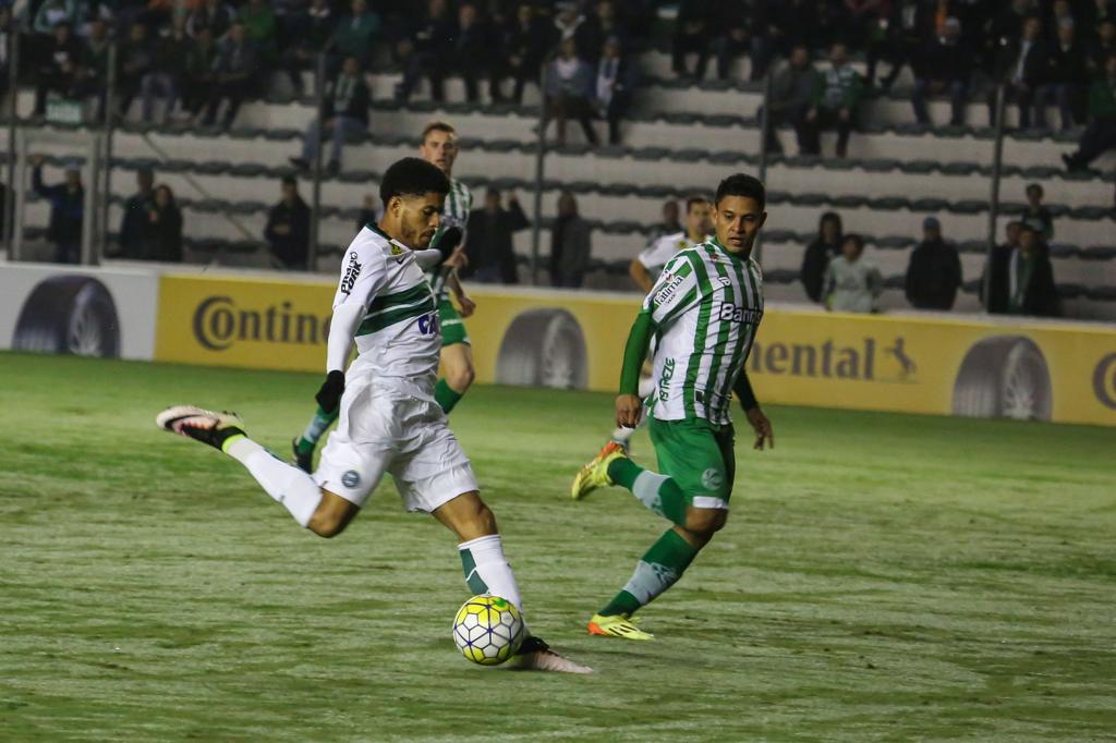 Leandro tenta chute no Alfredo Jaconi | Luca Erbes/Futura Press/Folhapress
