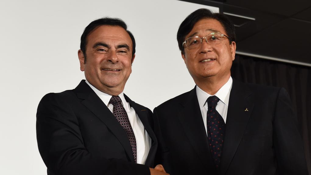 O brasileiro Carlos Ghosn, presidente da Nissan, cumprimenta o CEO da Mitsubishi Osamu Masuko . | TOSHIFUMI KITAMURA/AFP