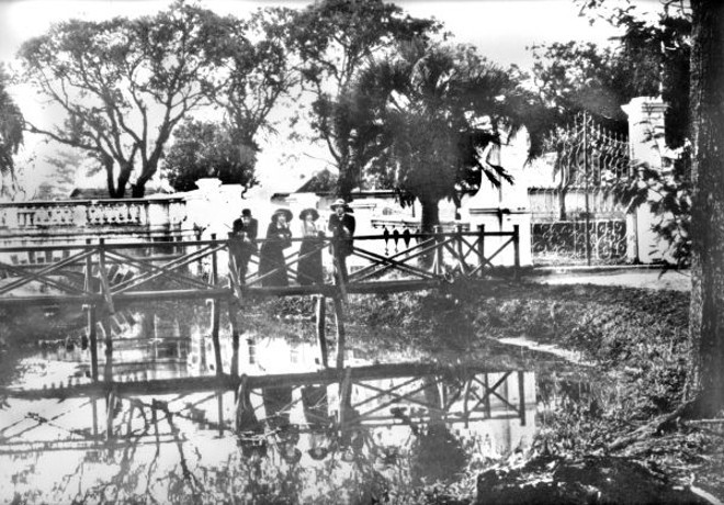 Ponte sobre o Rio Belém, cujas aguas serviam aos lagos existentes no Passeio Público. Foto feita em 1900 por Adolph Volk | Cid Destefani/Acervo