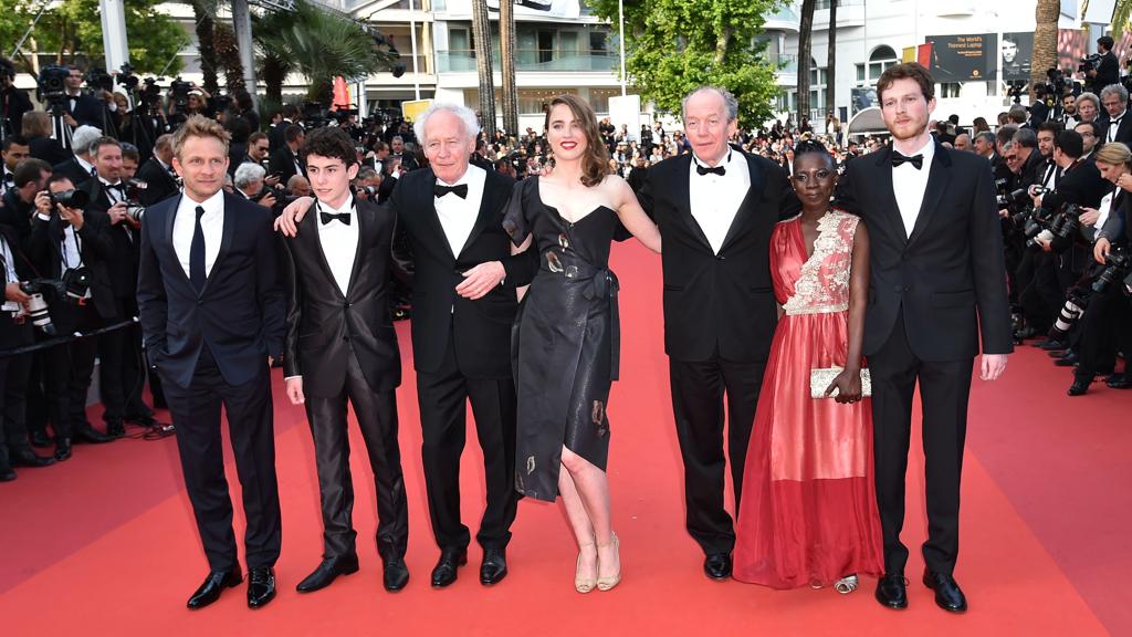 Elenco posa com diretores do filme “A Garota Desconhecida” | ALBERTO PIZZOLI/AFP