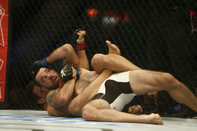 Demian finaliza o “mais odiado” , Matt Brown, e pede para lutar pelo título. | Fotos: Hugo Harada/Gazeta do Povo