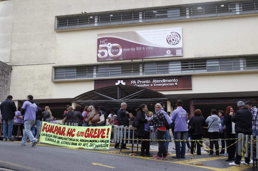 Funcionários ligados à Funpar começaram a greve na segunda-feira. Atendimento segue afetado no maior hospital público do Paraná | Aniele Nascimento/Gazeta do Povo