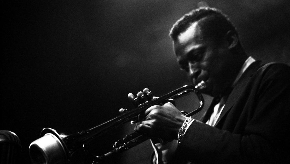 “Kind of Blue” é frequentemente lembrado como o maior disco de jazz de todos os tempos. | Miles Davis Official Photo/Divulgação site oficial