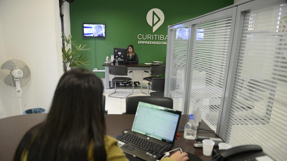 Espaço Empreendedor, localizado nas ruas da cidadania de Curitiba, presta orientação gratuita sobre como fazer a declaração | HENRY MILLEO / GAZETA DO POVO