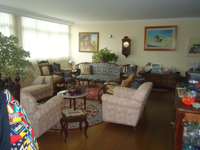 R$ 1.000.000: com 241,82 m² de área privativa, o apartamento tem quatro dormitórios, sendo uma suíte, todos com armários. A área social contempla sala para três ambientes, cozinha e copa com armários e lavabo. Lavanderia, quarto e banheiro de empregada integram a área de serviço. O imóvel está localizado nas Mercês e tem duas vagas de garagem. | 