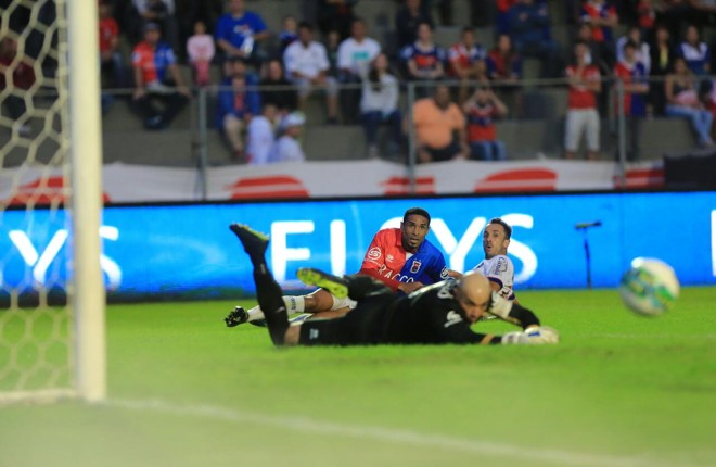 No chão, Marcos e o zagueiro João Paulo apenas observam a bola desviada pelo goleiro passar em frente ao gol paranista. | Ivonaldo Alexandre/Gazeta do Povo