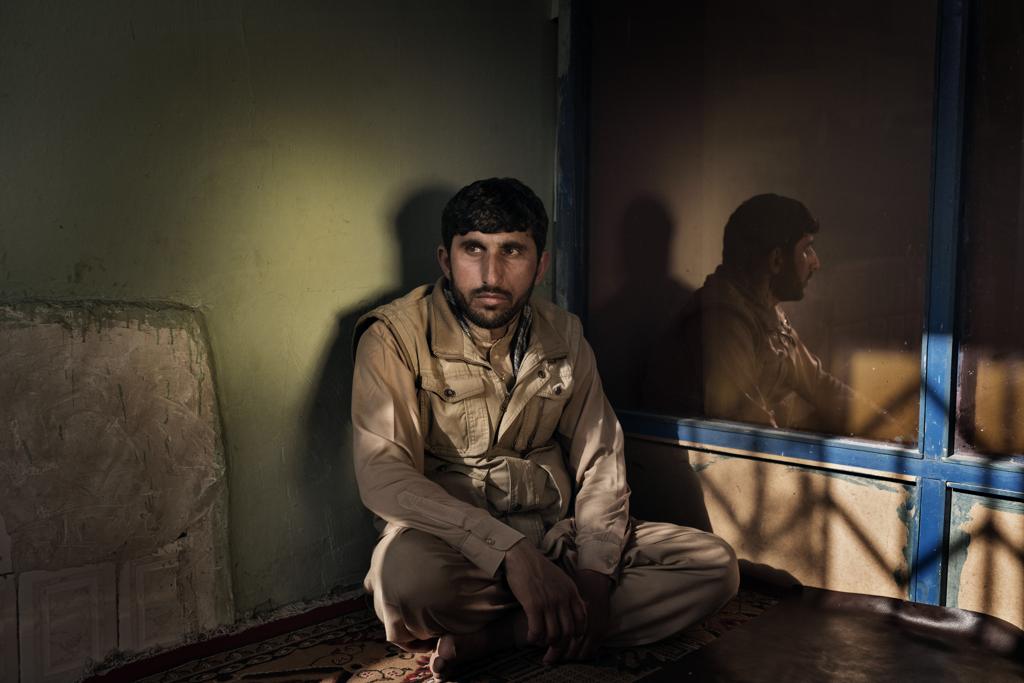 Samaruddin Ibrahimkhel, cujo irmão foi dado como morto, sofre para tentar devolver a indenização recebida | ADAM FERGUSON/NYT