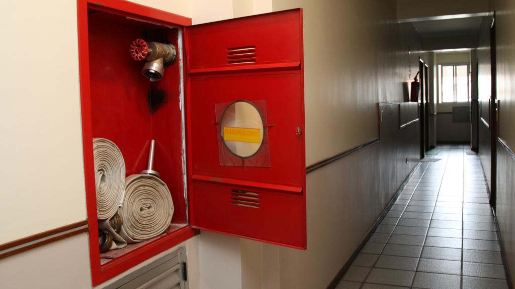 Manter os equipamentos de combate a incêndios em dia e os funcionários do condomínio bem treinados é fundamental para a segurança do imóvel e dos moradores. | Aniele Nascimento/Gazeta do Povo
